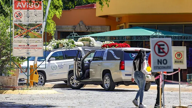 Arreglos florales velorio El Mencho 7